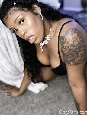 NiveaMadeUNut  Onlyfans pictures