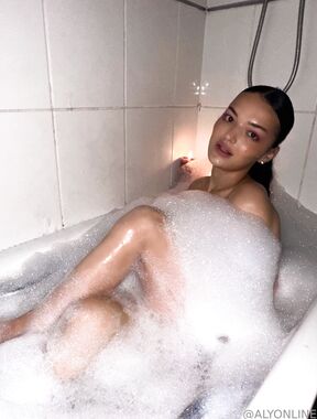 August lily Onlyfans pictures